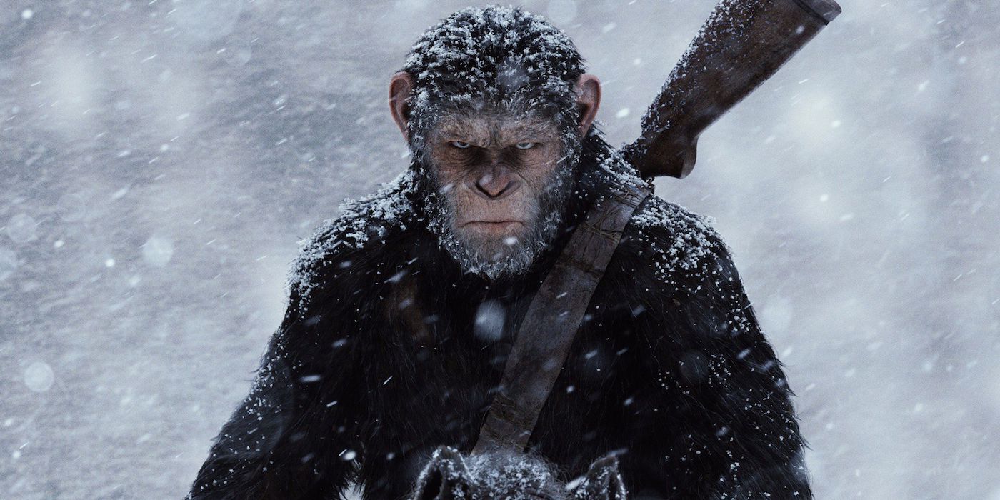 César sob a neve parece furioso em Planeta dos Macacos: A Guerra.