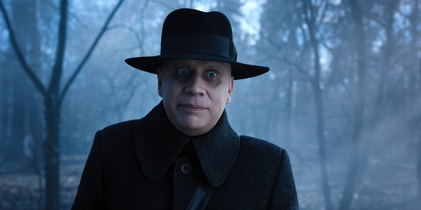Elenco de Wandinha: tudo sobre os atores da série Netflix - 15 wednesday uncle fester fred armisen social featured.jpg?q=50&fit=crop&w=1500&dpr=1 - Elenco de Wandinha: tudo sobre os atores da série Netflix