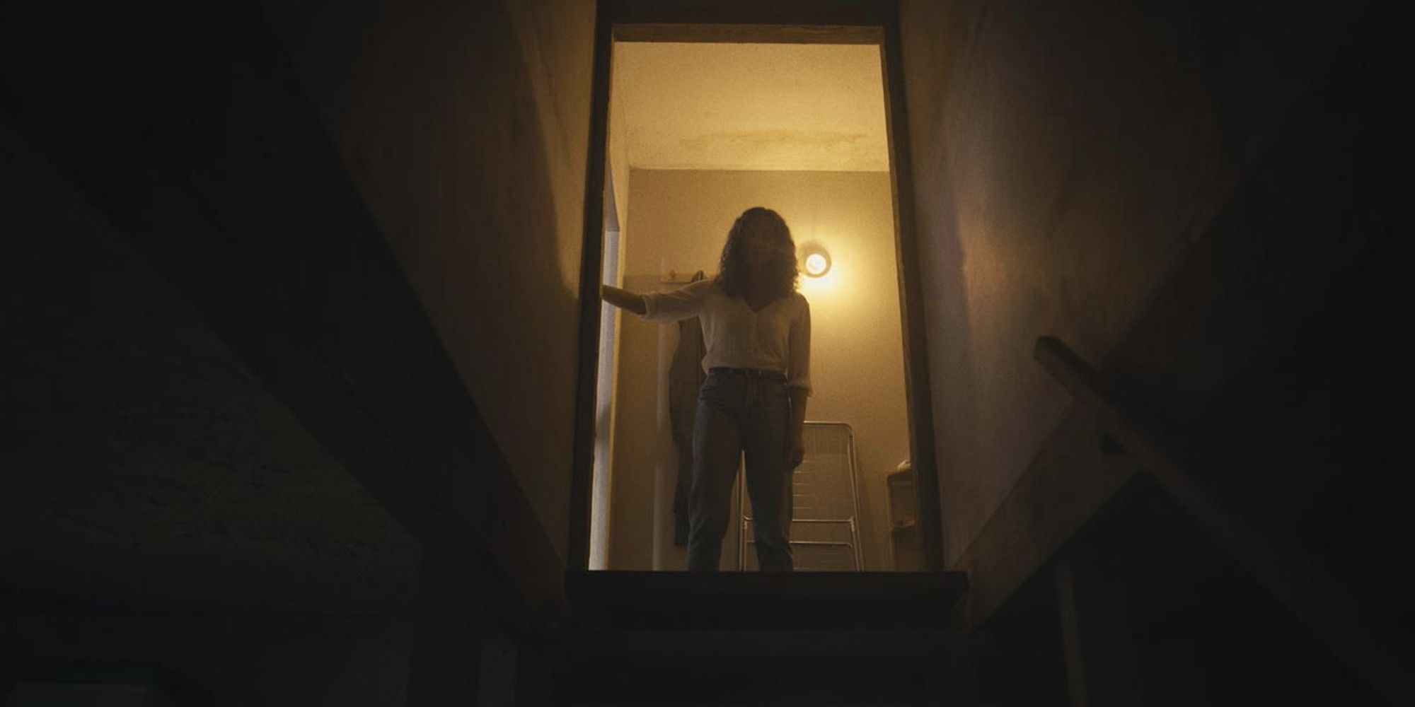 Personagem de Georgina Campbell olhando escada abaixo em Bárbaro