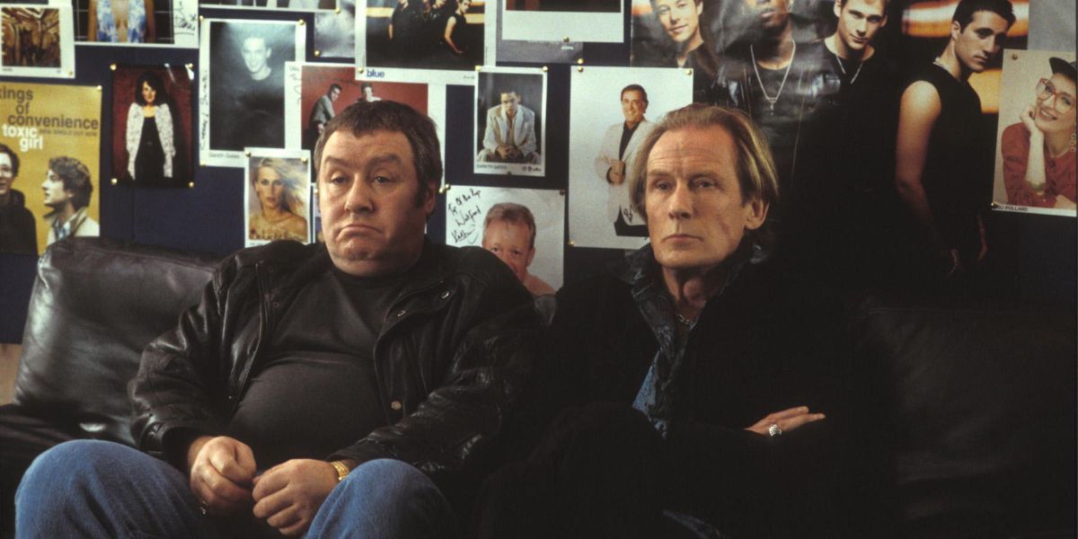 Bill Nighy dans le rôle de Billy Mack et Gregor Fisher dans le rôle de Joe dans Love Actually