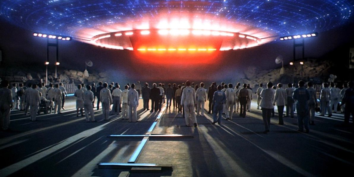 An alien ship attracting a crowd in Close Encounters of the Third Kind