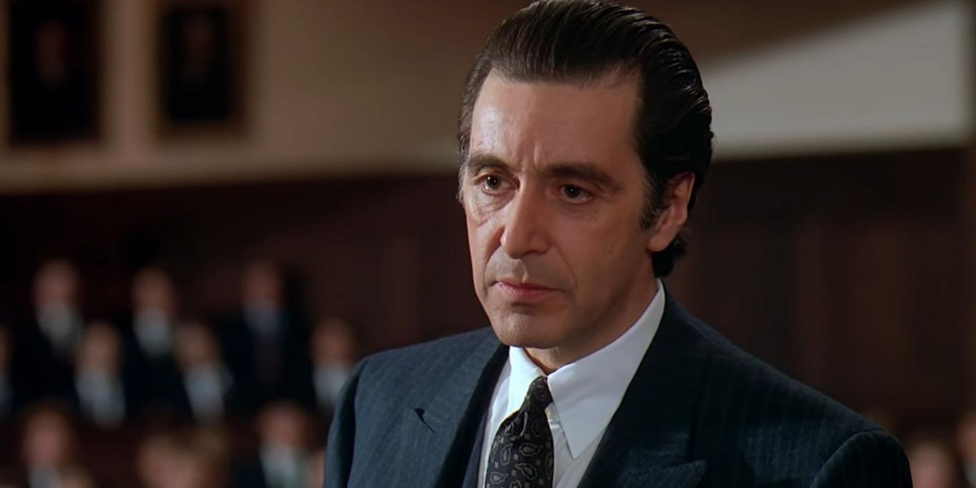 Al Pacino dans le rôle de Frank Slade défend Charlie devant son tribunal scolaire dans Scent of a Woman