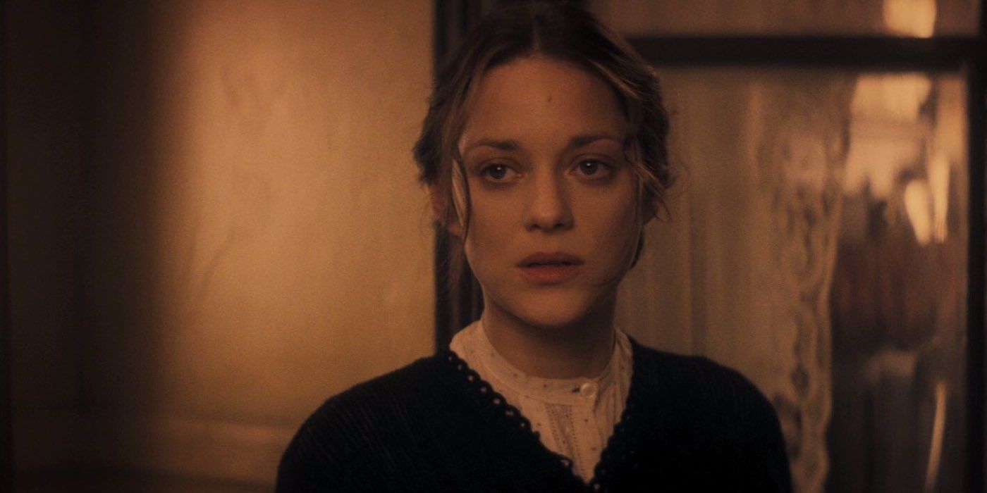 A shot of Marion Cotillard looking at someone or something off-camera in The Immigrant.