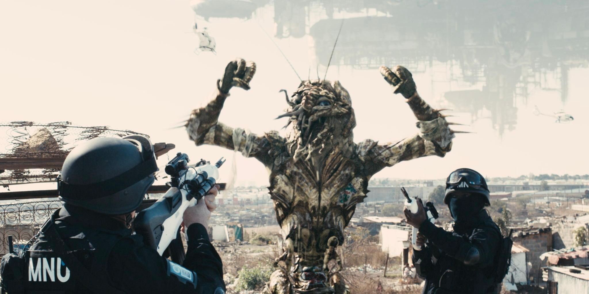 Deux soldats pointant leurs armes sur un alien dans District 9. 