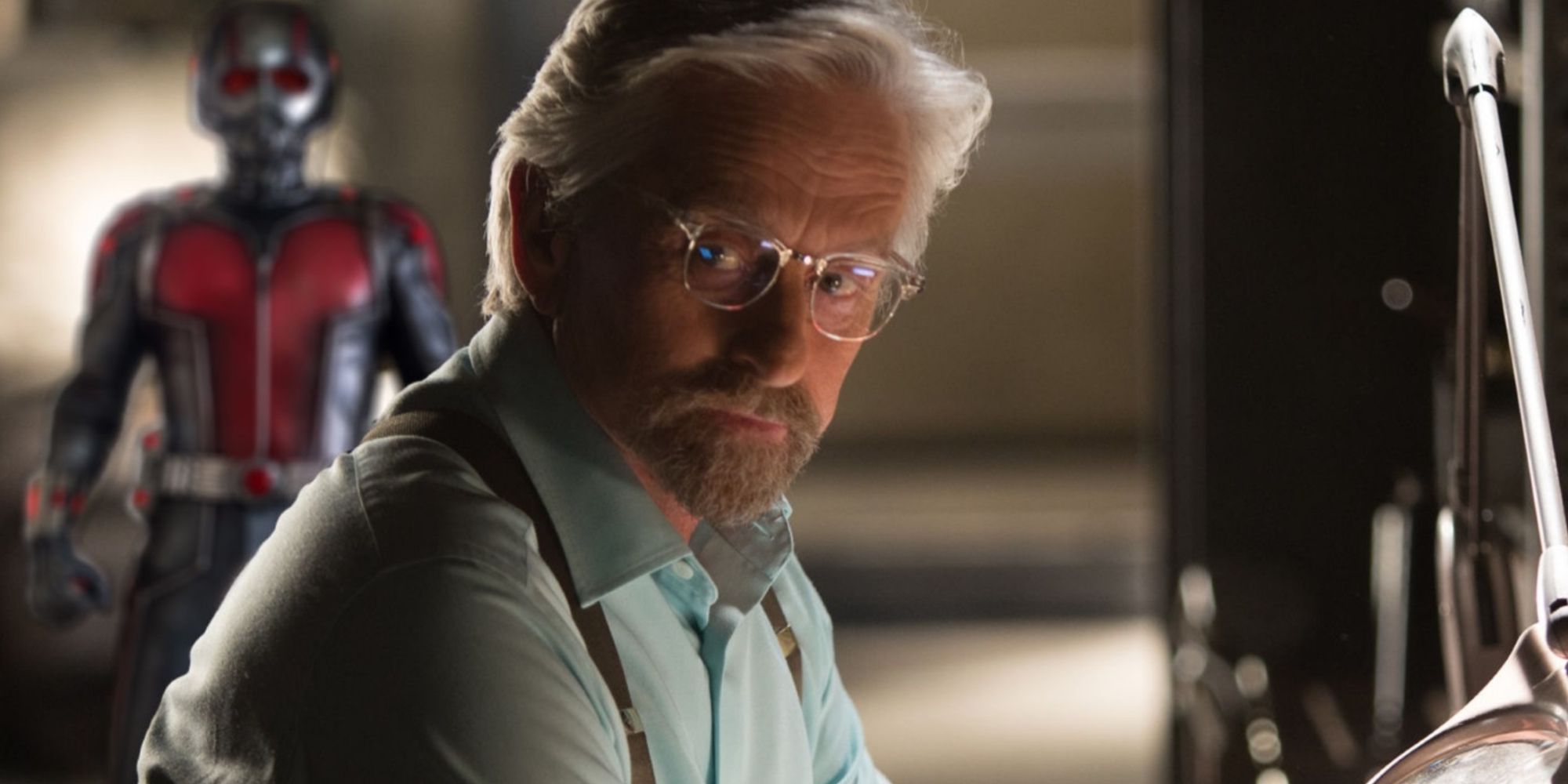 Hank Pym regarde à sa droite dans Ant-Man et la Guêpe.