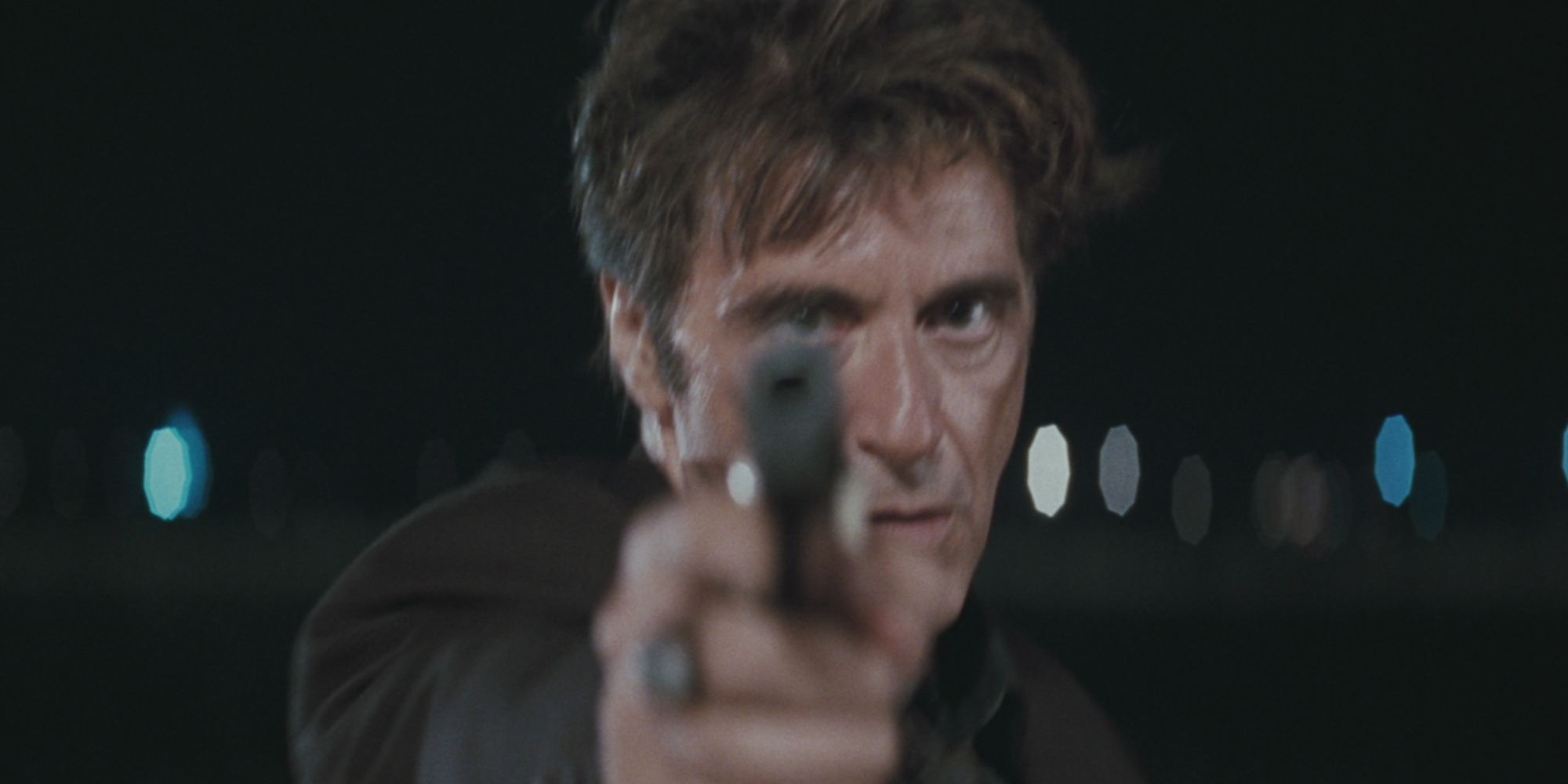 Al Pacino, Heat'te Teğmen Vincent Hanna olarak silah doğrultuyor
