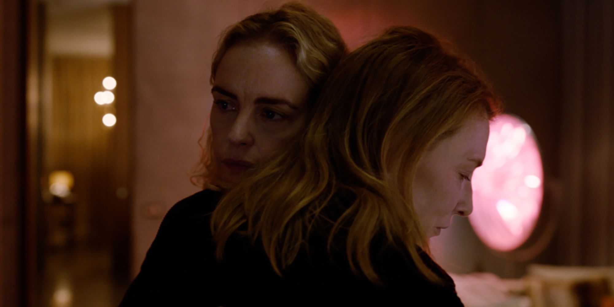Sharon abraça Lydia e olha séria para TÁR.