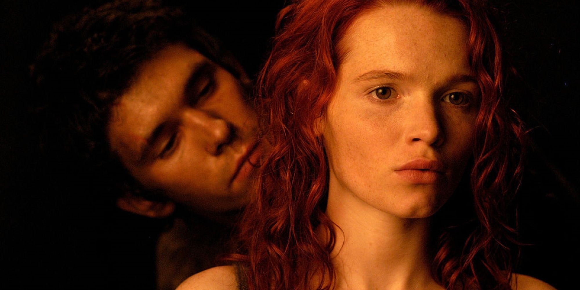 Jean-Baptiste kızıl saçlı genç bir kadının arkasında duruyor.