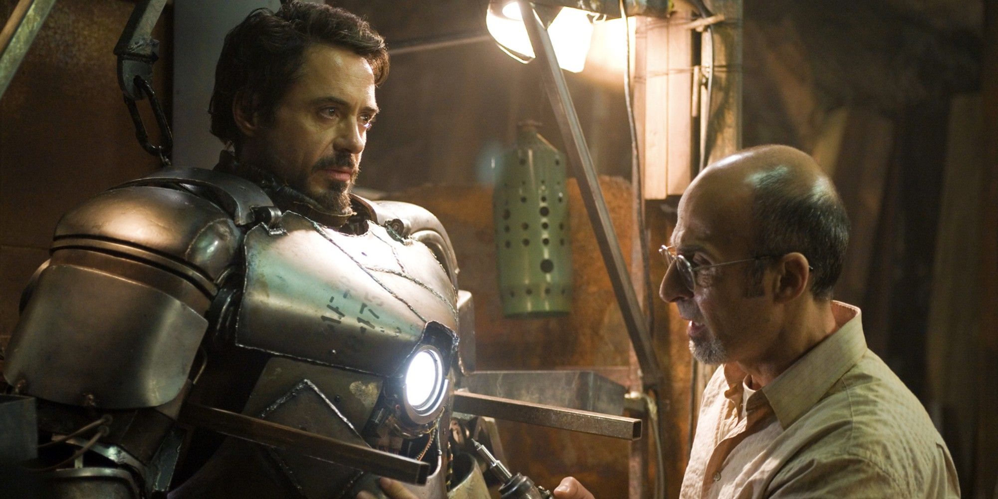 Roberto Downey Jr.  e Shaun Toub como Tony Stark e Yisen em 'Homem de Ferro'