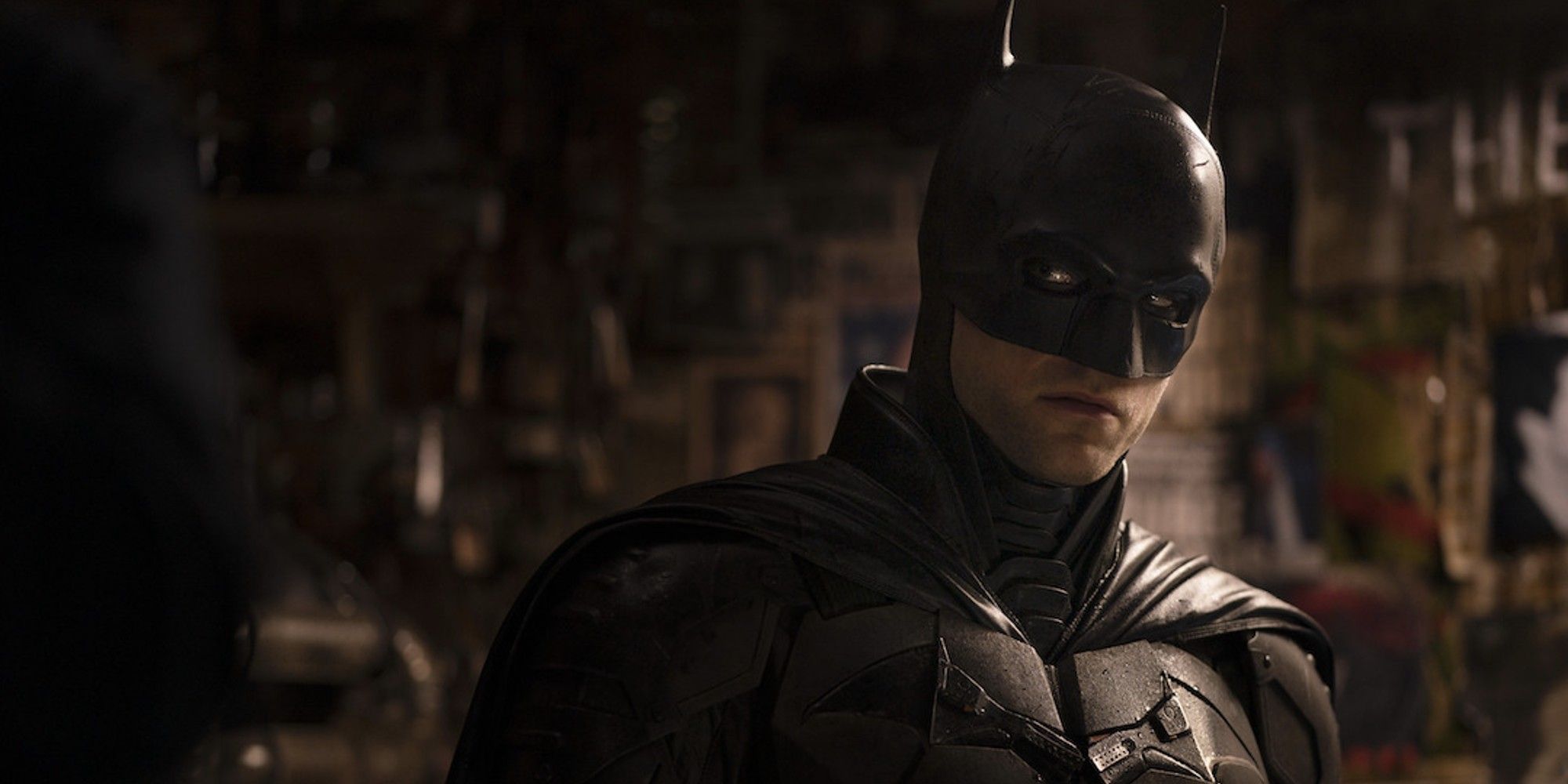 Bruce Wayne, de Robert Pattinson, em sua fantasia de Batman em 'Batman'