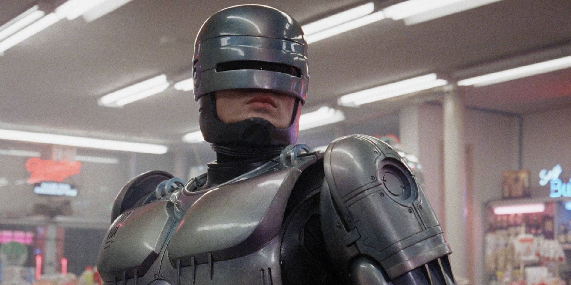 Peter Weller as RoboCop standing in a store in &lsquo;RoboCop&rsquo;