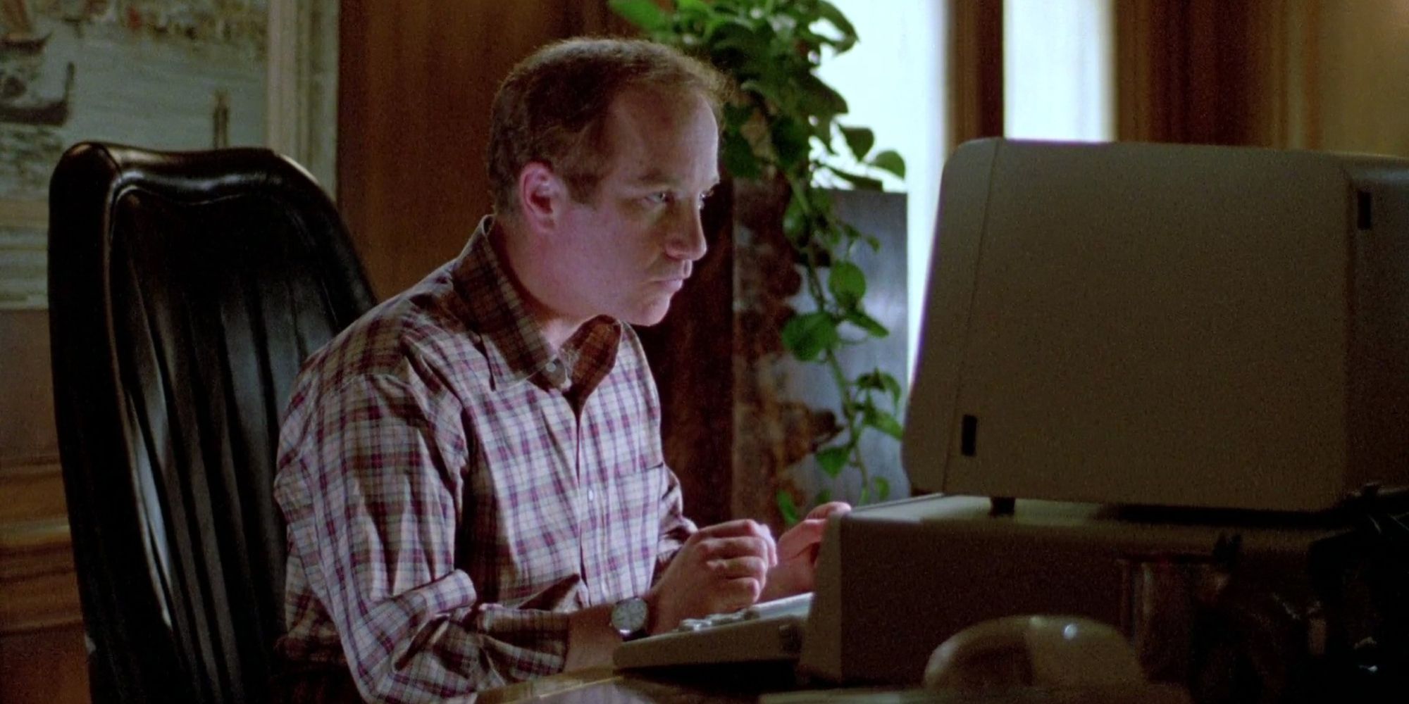 Richard Dreyfuss as the narrator sitting at his desk and working on PC in Stand By Me