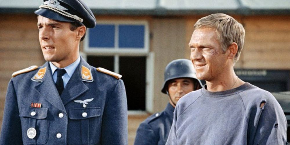 Steve McQueen standing next to an officer in The Great Escape 