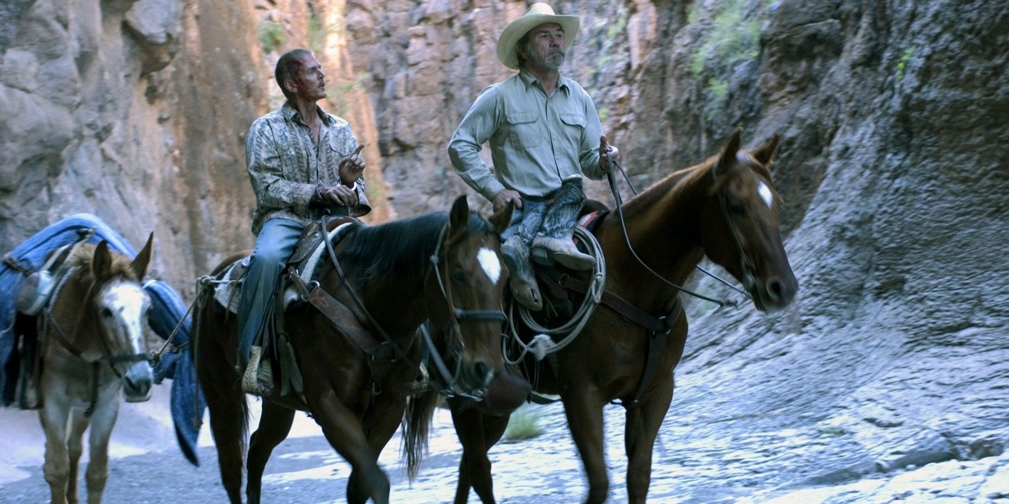 Barry Pepper and Tommy Lee Jones riding horses in The Three Burials of Melquiades Estrada