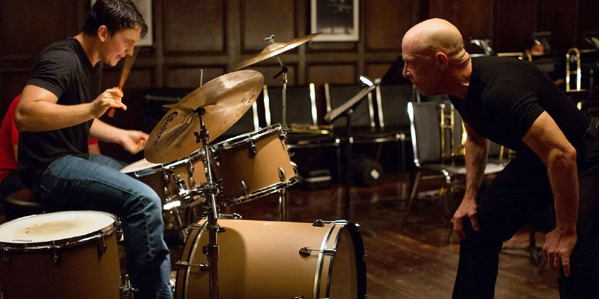 JK Simmons, 'Whiplash'ta davul çalarken Miles Teller'ın karakterine bağırıyor.