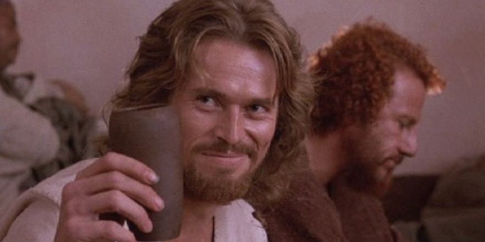 Willem Dafoe sebagai Yesus dalam The Last Temptation of Christ bersulang dengan cangkirnya 
