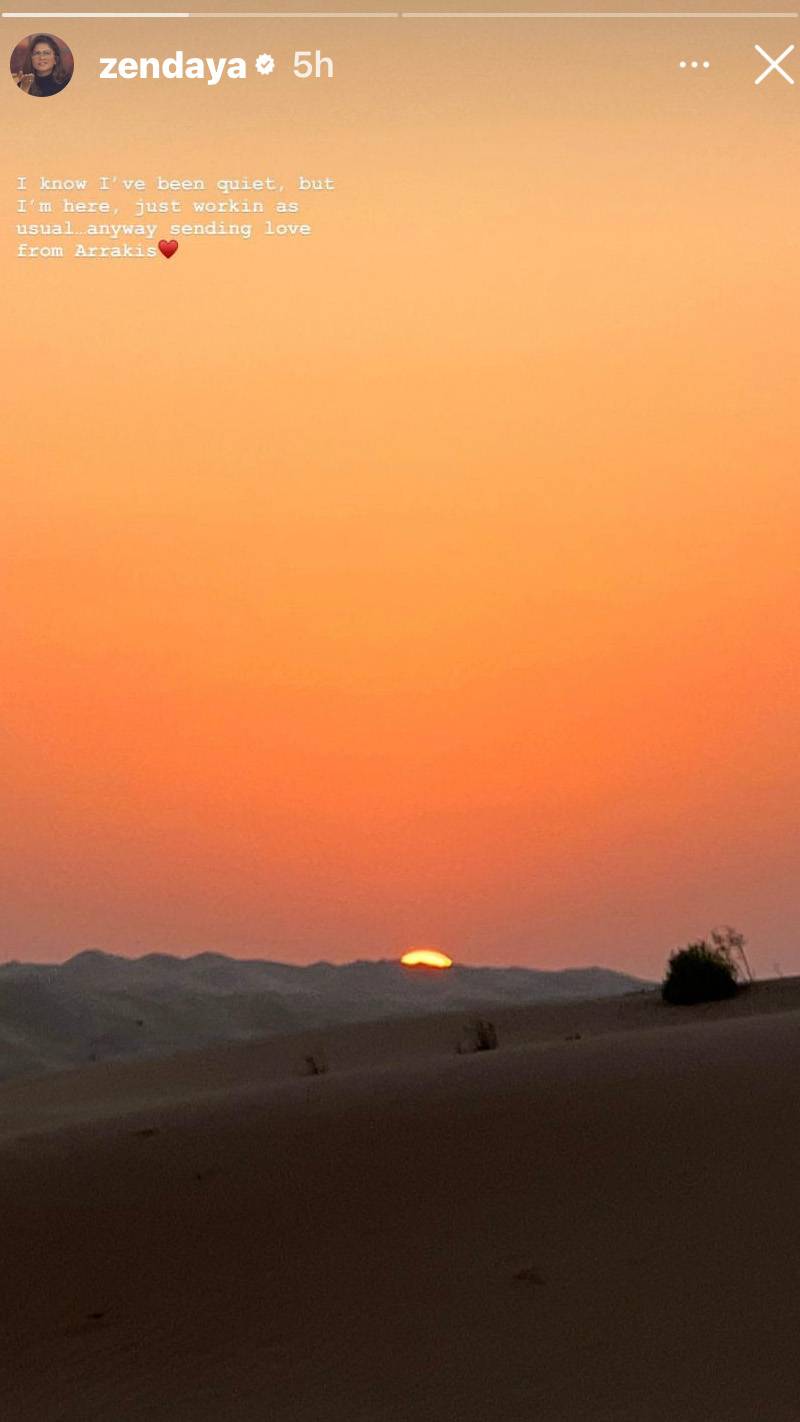 A Dűne 2. Arrakis homoksivatagjáról osztott meg forgatási képet Zendaya 12 Zendaya Dune Part 2.jpg?q=50&fit=crop&dpr=1