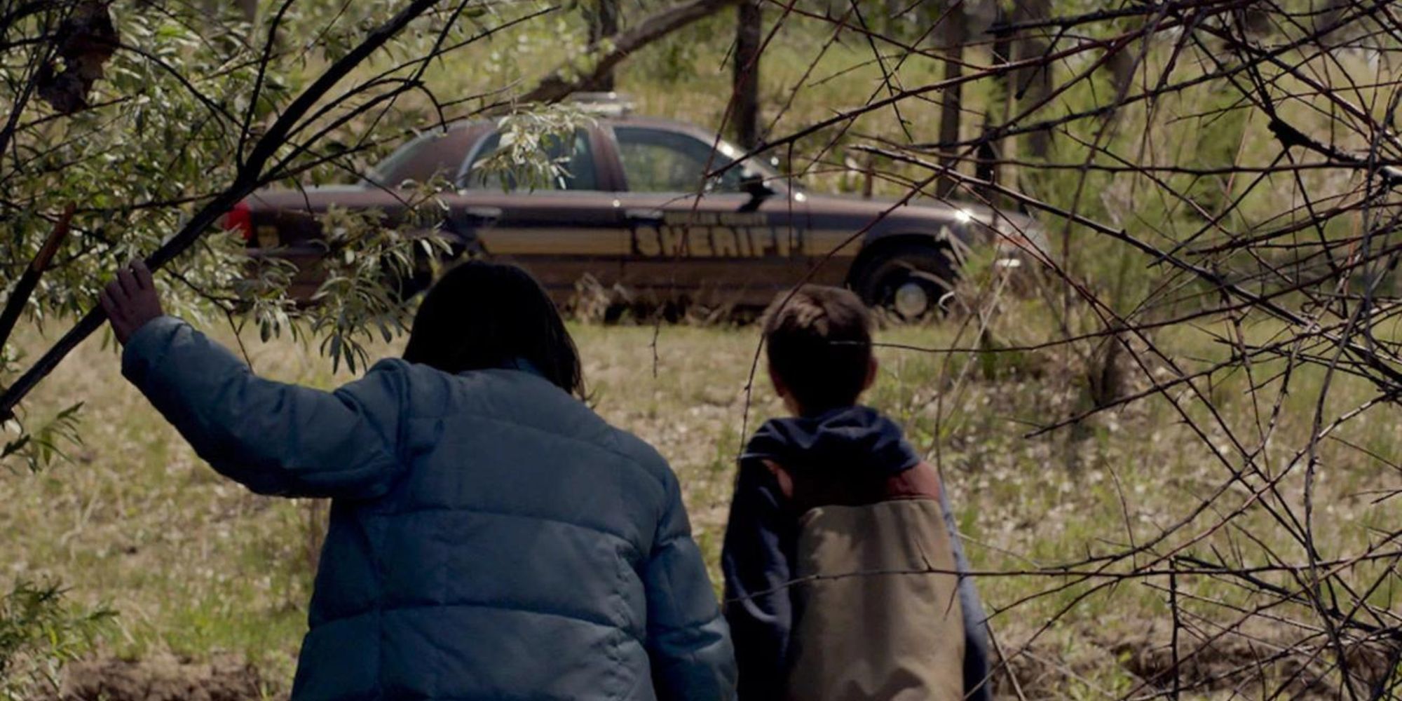 Dos niños descubren un coche de policía abandonado en medio del bosque