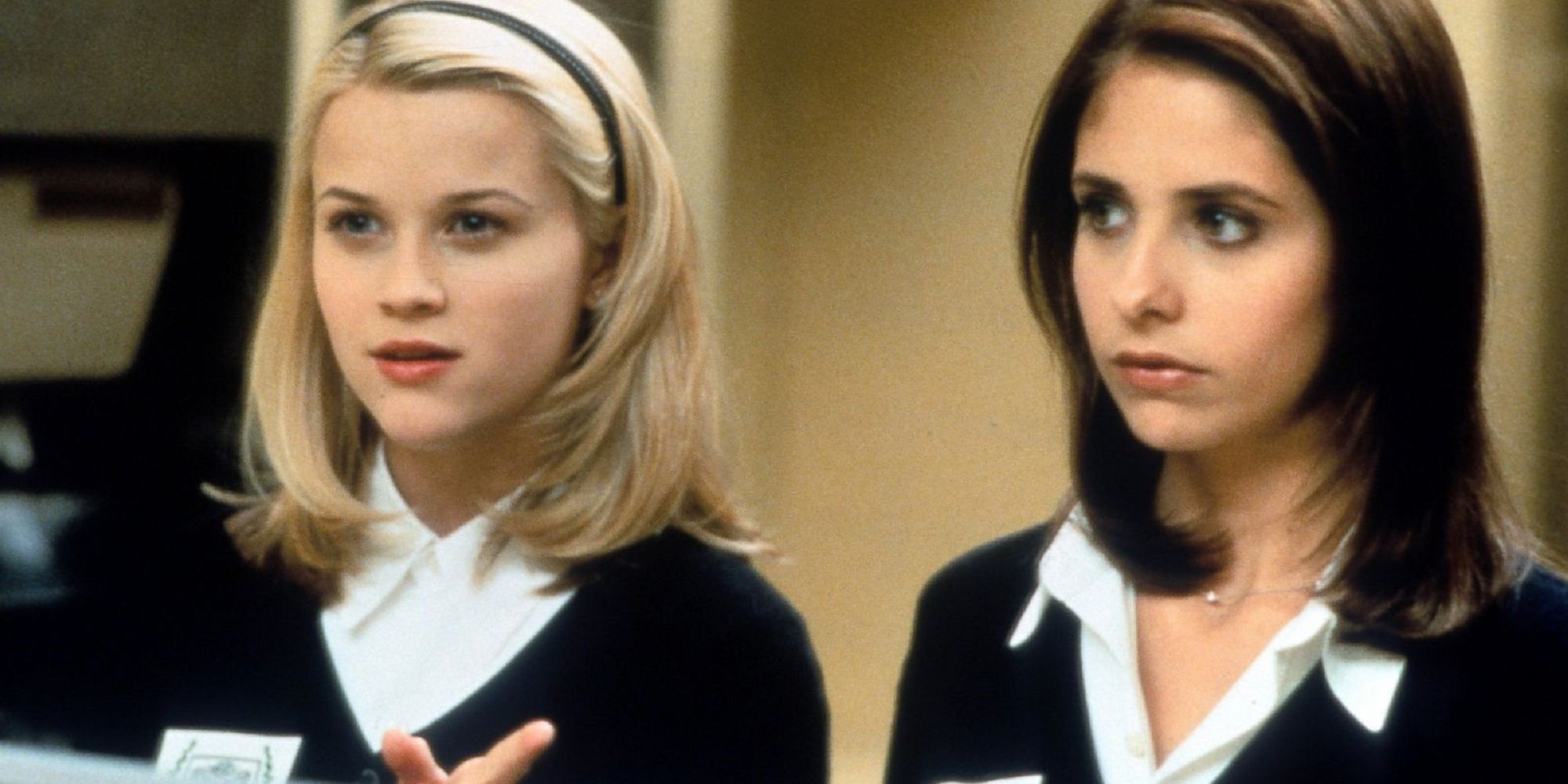 Reese Witherspoon as Annette and Sarah Michelle Gellar as Kathryn in prep-school fashion in Cruel Intentions