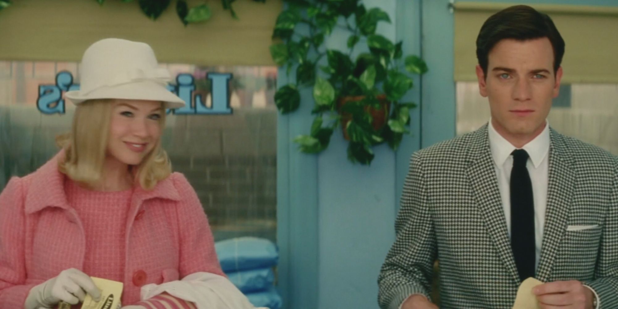 Renée Zellweger เป็น Barbara Novak และ Ewan McGregor เป็น Catcher Block ยืนเคียงข้างกันใน Down with Love