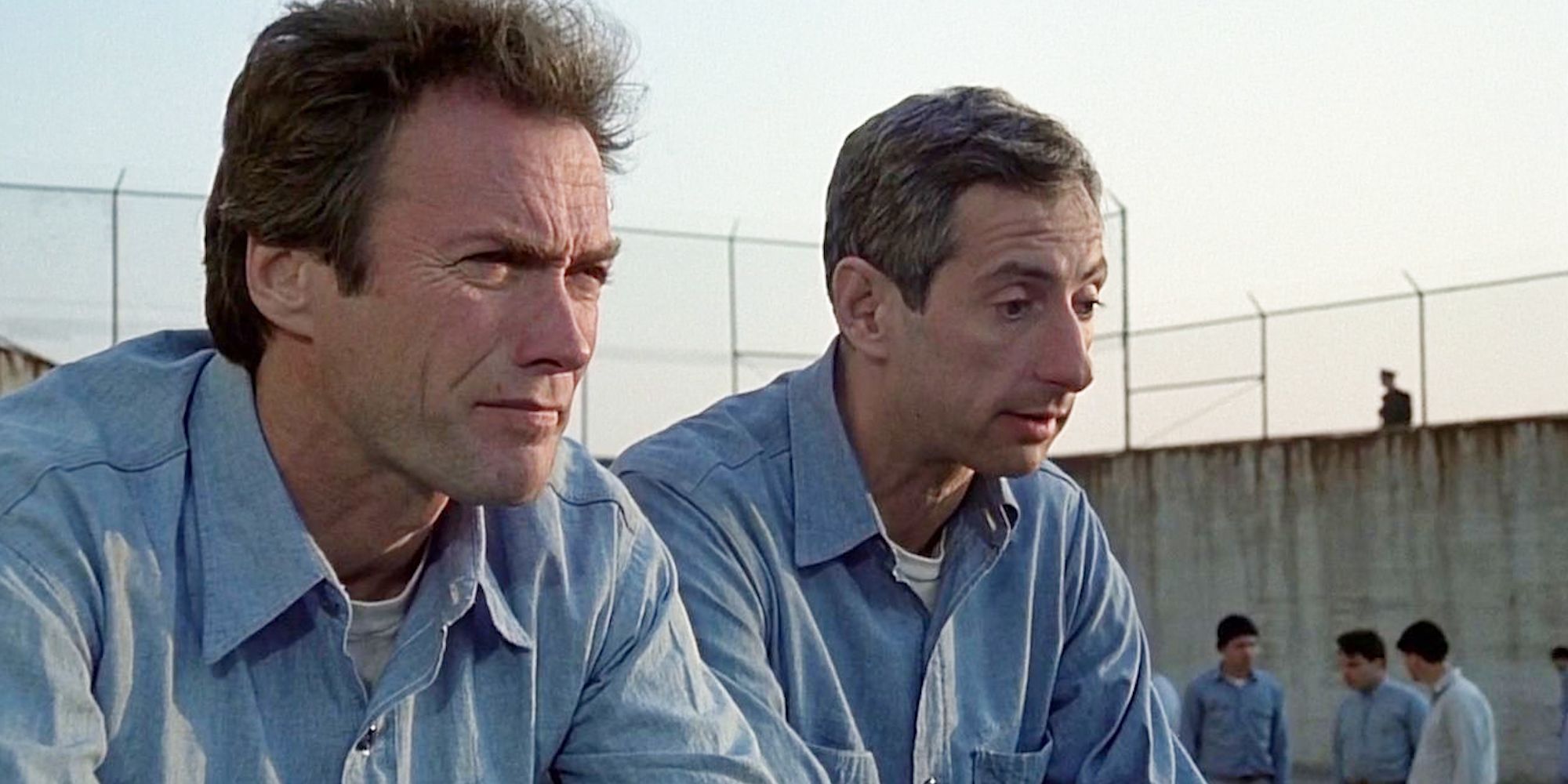 Clint Eastwood sentado en 'Escape de Alcatraz'