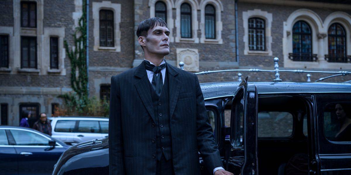 Elenco de Wandinha: tudo sobre os atores da série Netflix - 16 george burcea as lurch in wednesday.jpg?q=50&fit=crop&w=1500&dpr=1 - Elenco de Wandinha: tudo sobre os atores da série Netflix