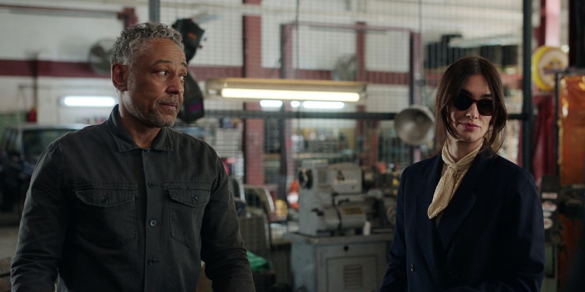 Giancarlo Esposito et Paz Vegas dans le rôle de Leo et Ava dans Kaleidoscope de Netflix