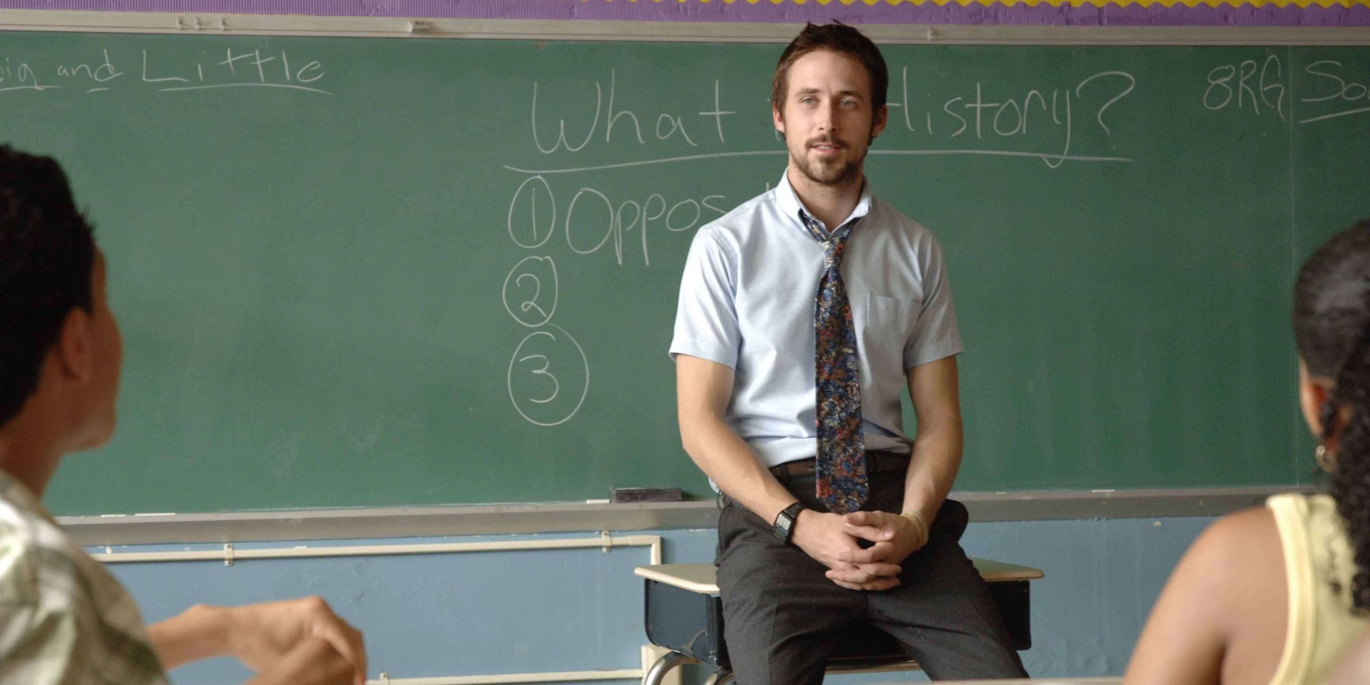 Half Nelson's Ryan Gosling standing in front of a blackboard in a classroom
