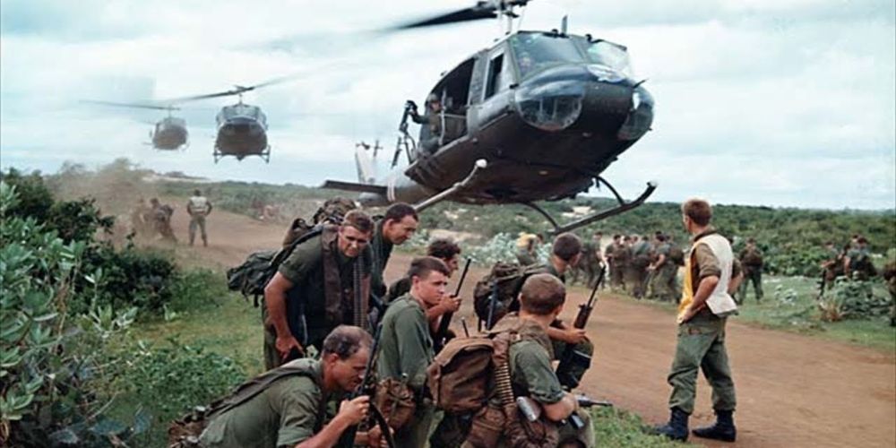 сердца и умы, солдаты окружают вертолет