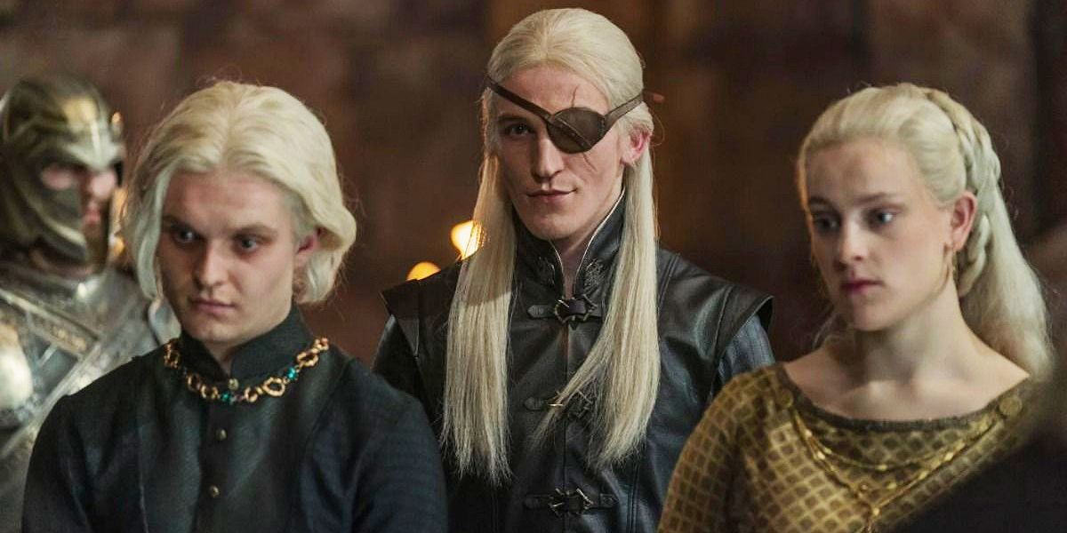 Tom Glynn-Carney como Aegon II Targaryen, Ewan Mitchell como Aemond e Phia Saban como Helaena em House of Dragons