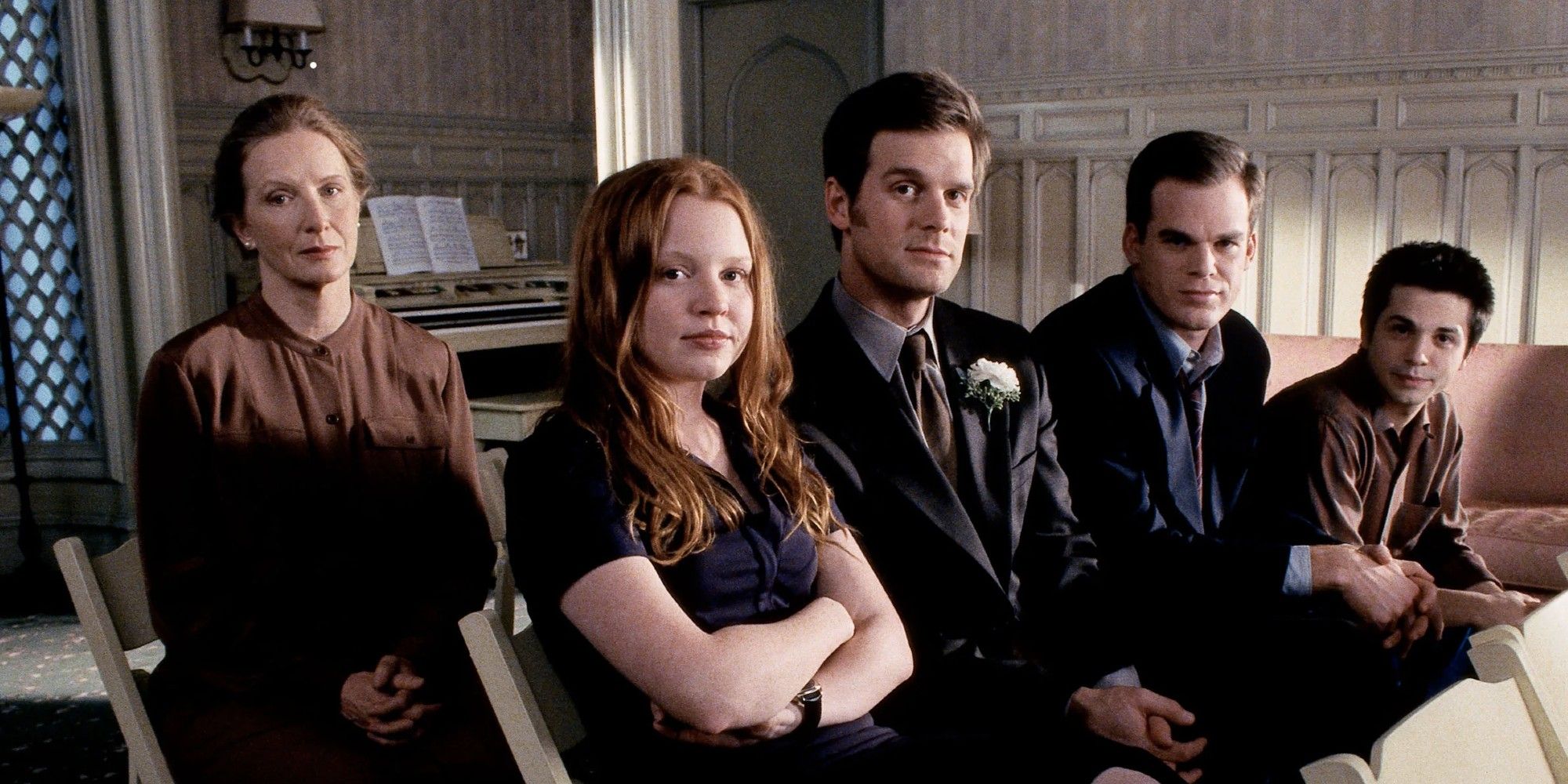 Frances Conroy, Lauren Ambrose, Peter Krause, Michael C. Hall, and Freddy Rodríguez in 'Six Feet Under'