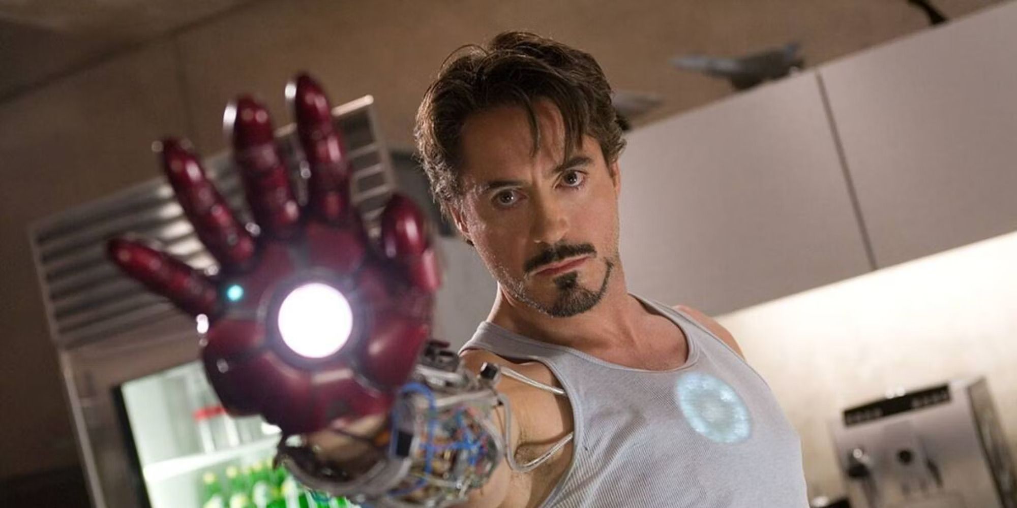 Robert Downey Jr. alors que Tony Stark teste son équipement dans Iron Man