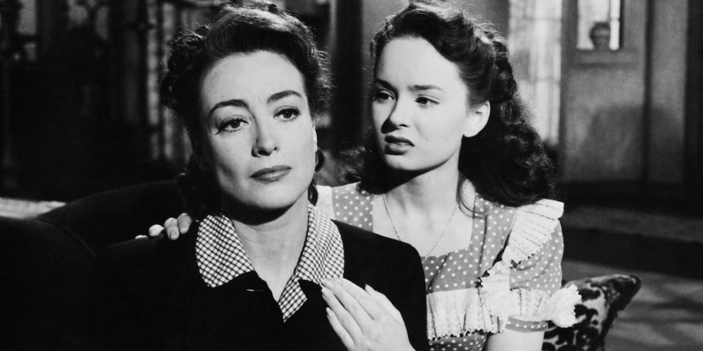 Joan Crawford assise à côté d'Ann Blyth dans Mildred Pierce