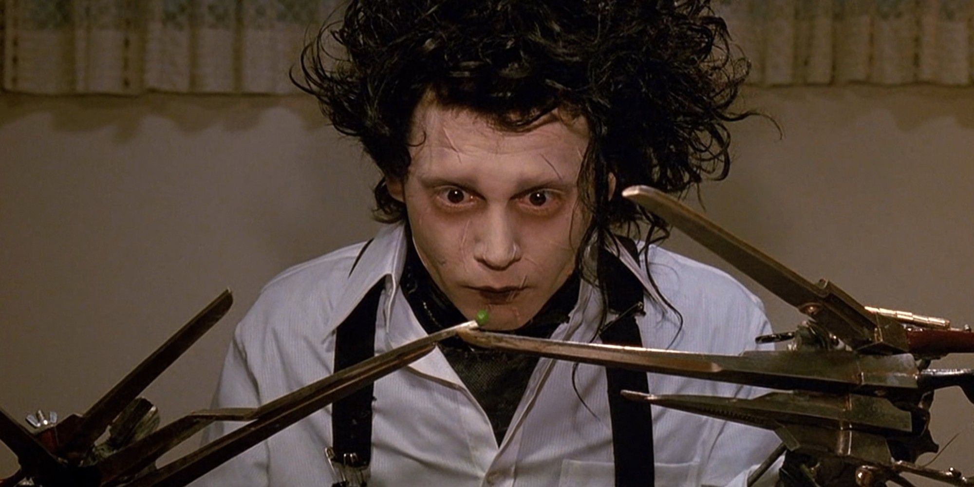 Johnny Depp tentando comer uma ervilha em Edward Mãos de Tesoura