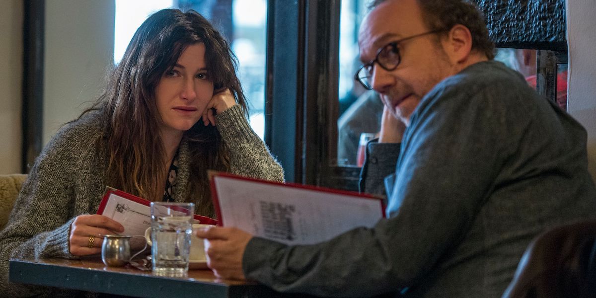 Kathryn Hahn dans le rôle de Rachel et Paul Giamatti dans le rôle de Richard assis à une table dans Private Life de Netflix