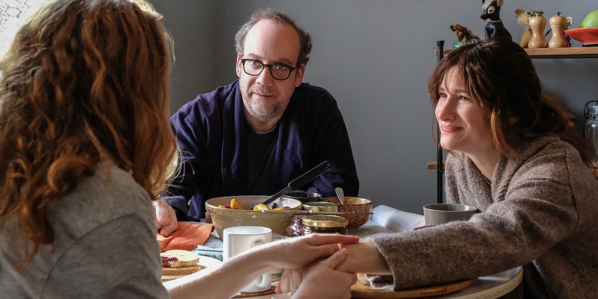 Kayli Carter comme Sadie, Paul Giamatti comme Richard, Kathryn Hahn comme Rachel assis à une table dans la vie privée de Netflix