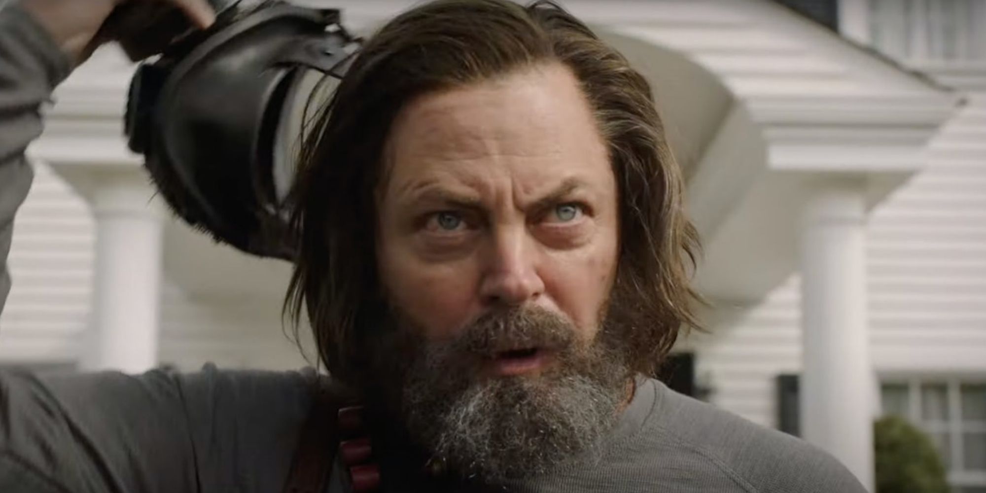 Bill (Nick Offerman) enlevant un masque à gaz dans 'The Last of Us' de HBO.