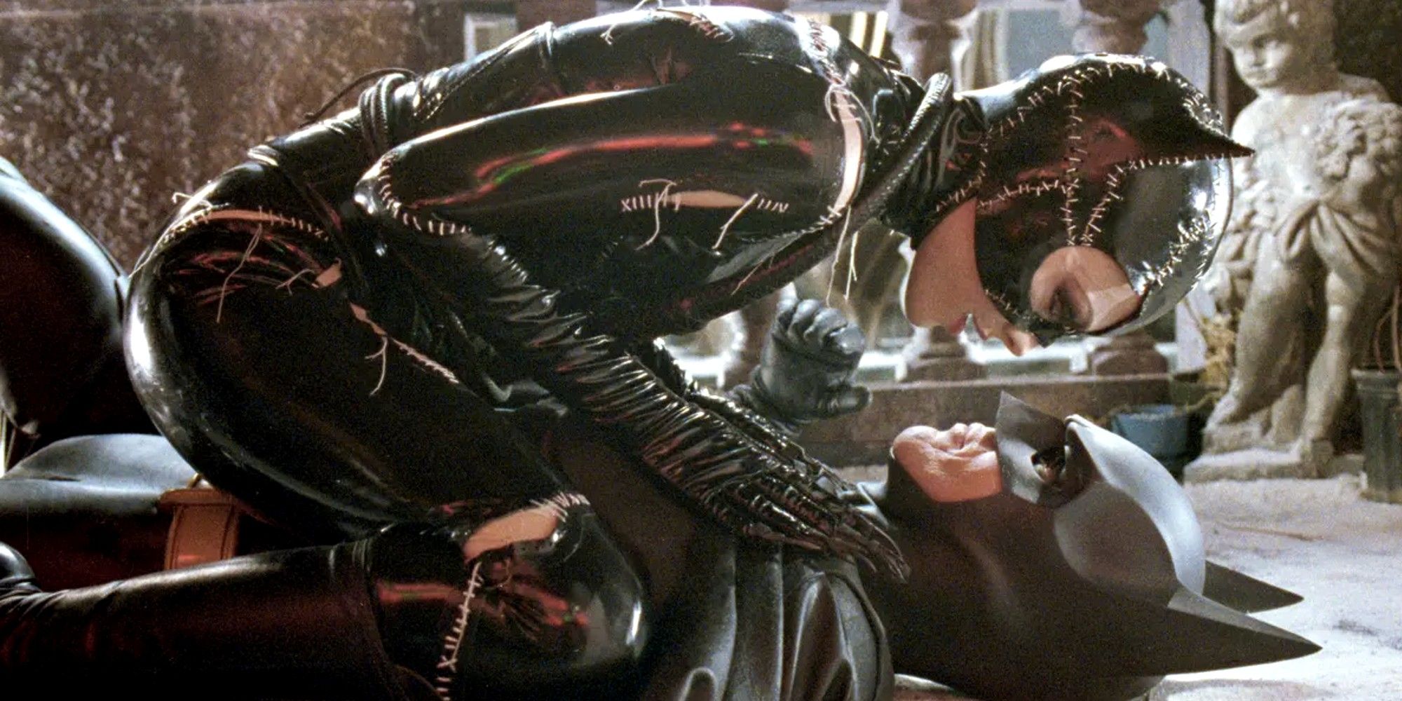Michelle Pfeiffer como Mulher-Gato em cima de Michael Keaton como Batman em Batman Returns.
