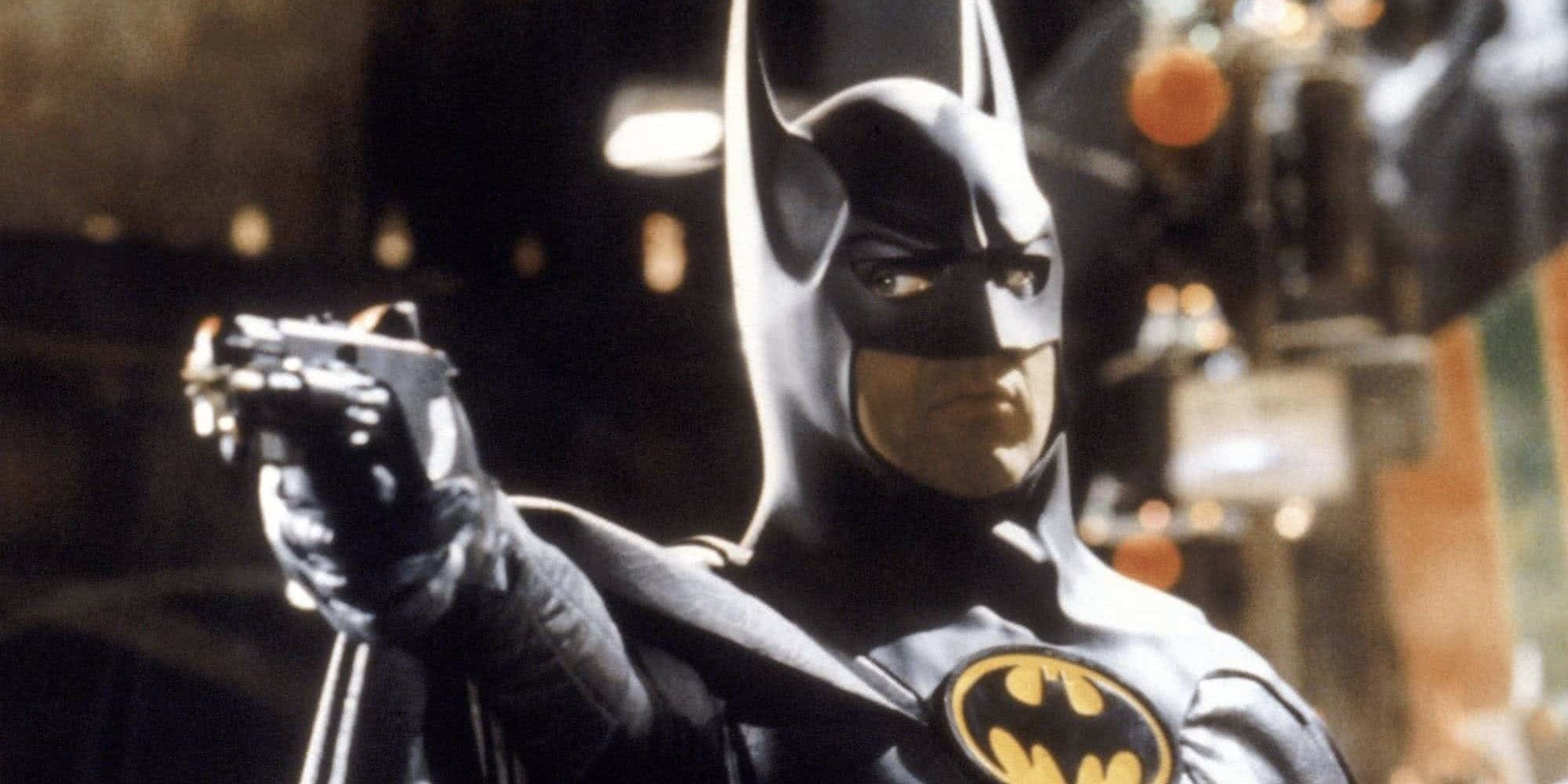 Michael Keaton aponta uma arma para Batman