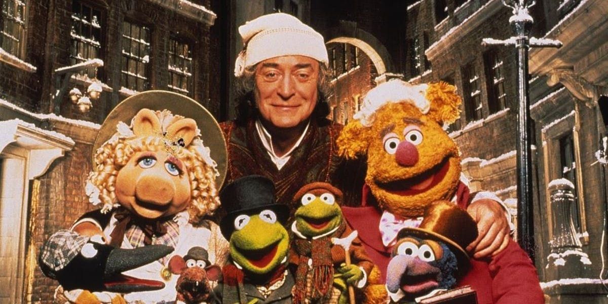 Michael Caine como Scrooge com Miss Piggy, Kermit the Frog, Fozzie Bear e Gonzo em The Muppets Christmas Carol