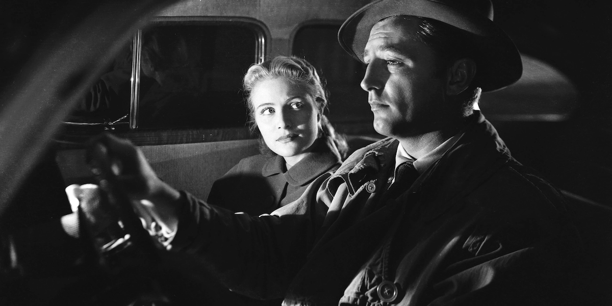 Robert Mitchum dan Ann Miller di dalam mobil di Out of the Past