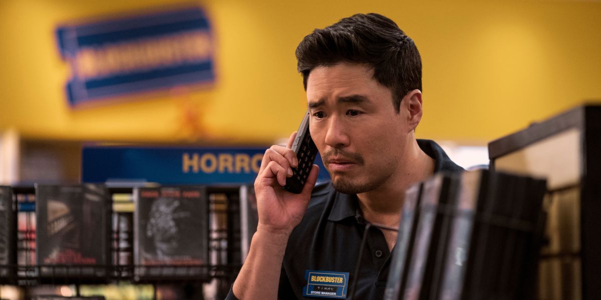 Randall Park como Timmy Yoon, ao telefone, no Blockbuster da Netflix
