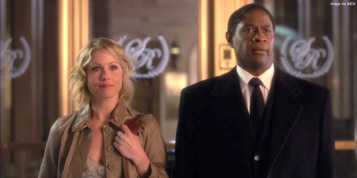Christina Applegate as Samantha standing next to a Black man in Samantha Who