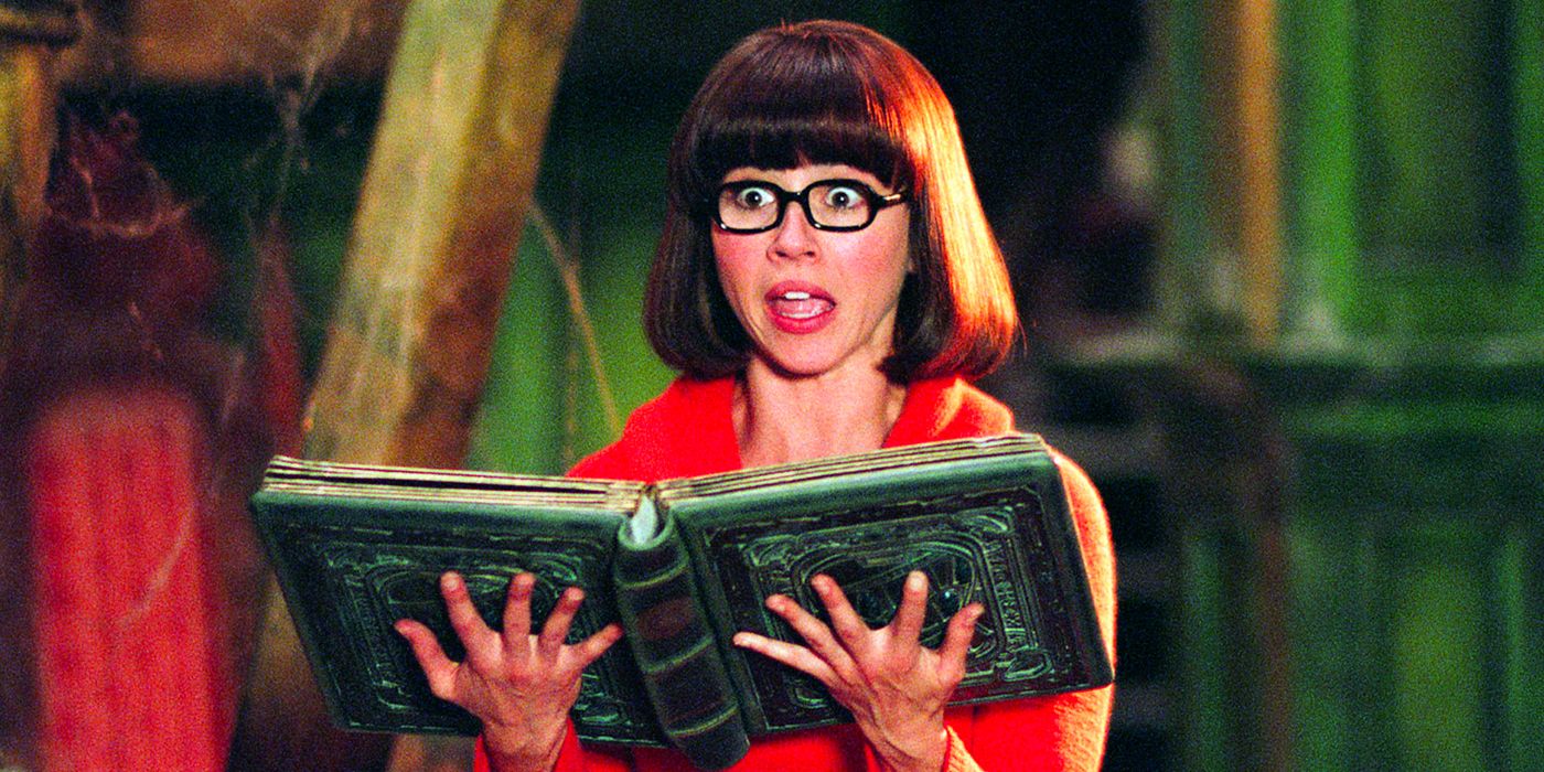 1400px x 700px - Linda Cardellini Loves That Velma Is Finally a Lesbian in Scooby-Doo Film