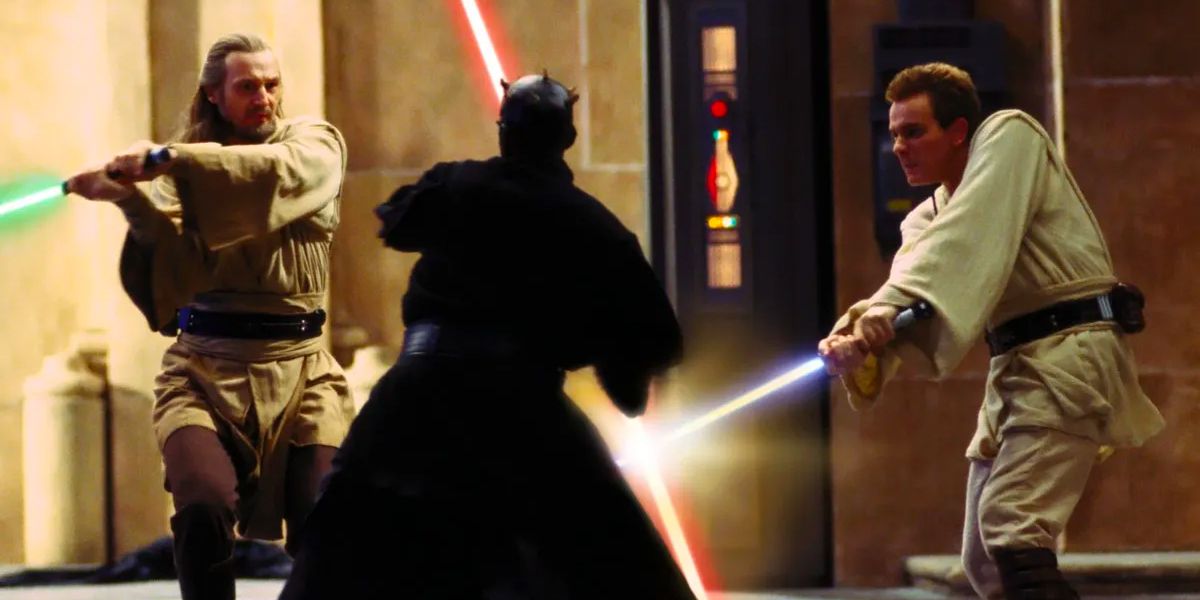 Liam Neeson nei panni di Qui-Gon Jinn ed Ewan McGregor nei panni di Obi-Wan Kenobi che combattono Ray Park nei panni di Darth Maul in Star Wars: La minaccia fantasma