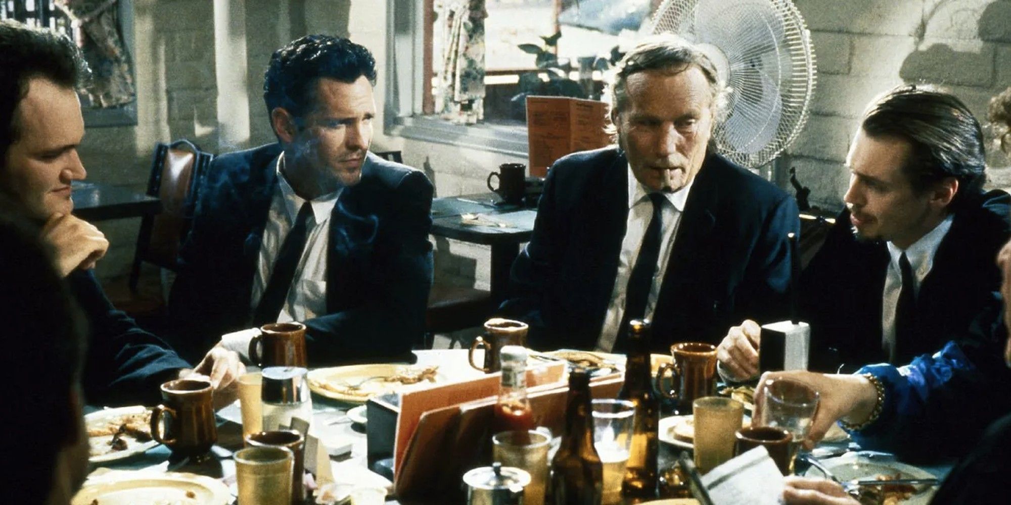 Steve Buscemi, Quentin Tarantino, Michael Madsen, Edward Bunker et Lawrence Tierney dans Reservoir Dogs.