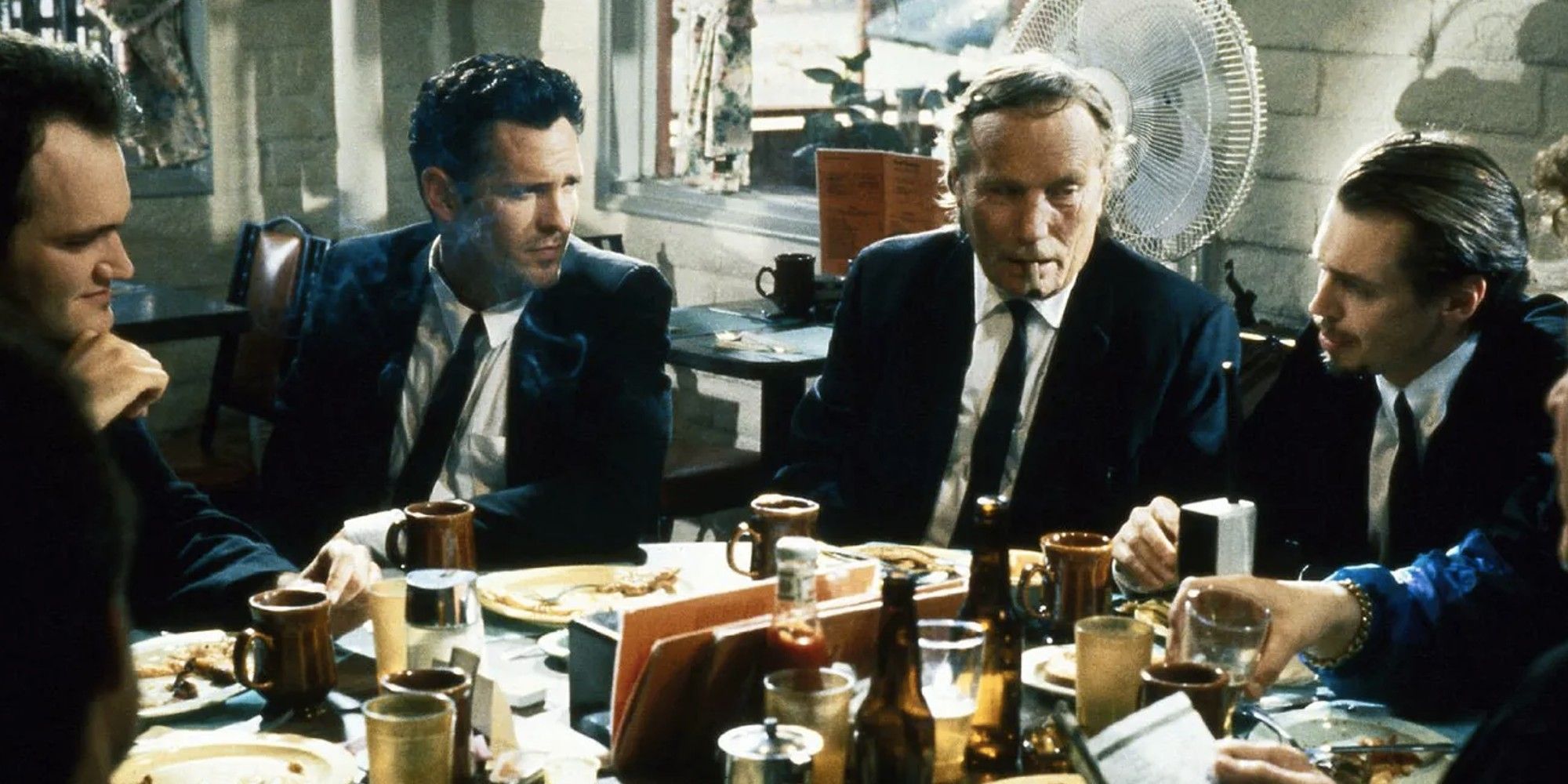 Reservoir Dogs (1992) protagonizada por Steve Buscemi, Quentin Tarantino, Michael Madsen, Edward Bunker y Lawrence Tierney