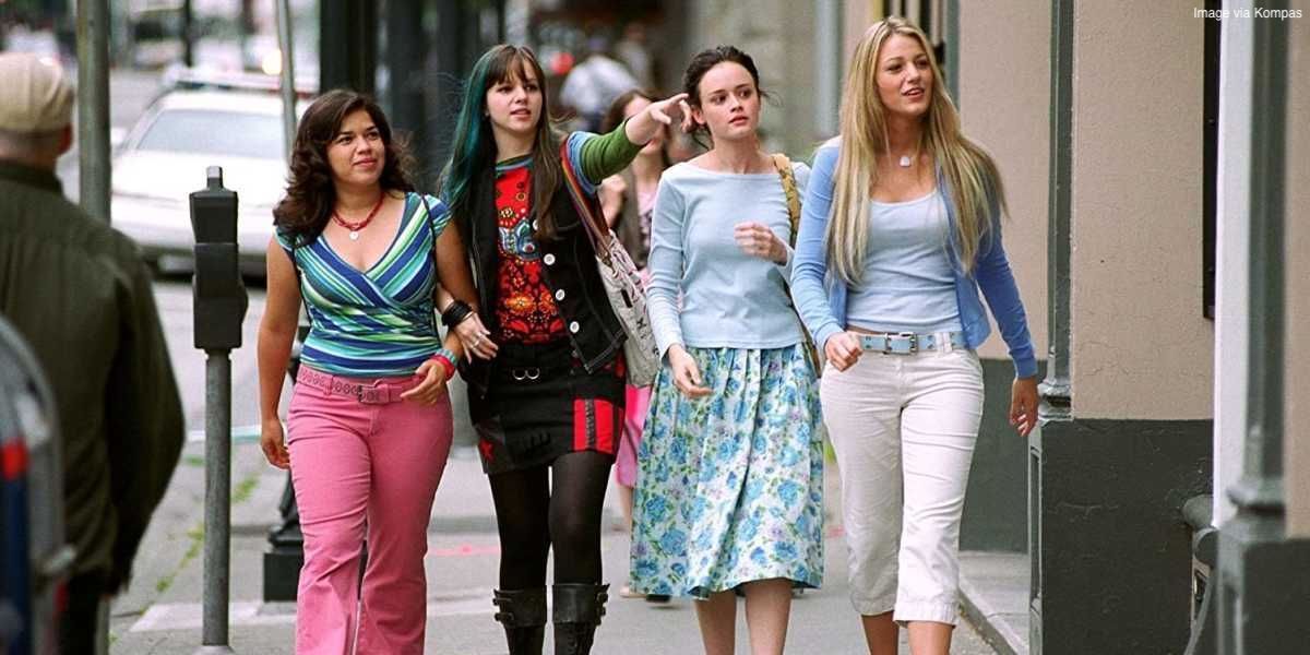 America Ferrera as Carmen, Amber Tamblyn as Tippy, Blake Lively as Bridget, and Alexis Bledel as Lena walking down the street in The Sisterhood of the Traveling Pants