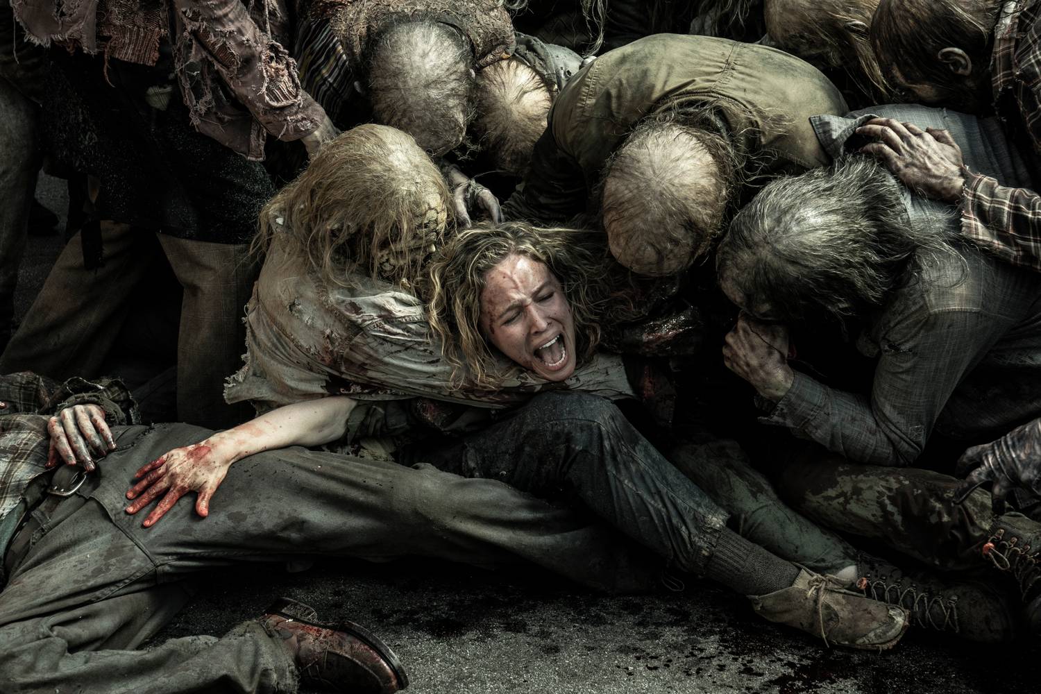 The Walking Dead: quem morreu no final e quem viveu - 3 the walking dead series finale jules being attacked by zombies.jpg?q=50&fit=crop&w=1500&dpr=1 - The Walking Dead: quem morreu no final e quem viveu