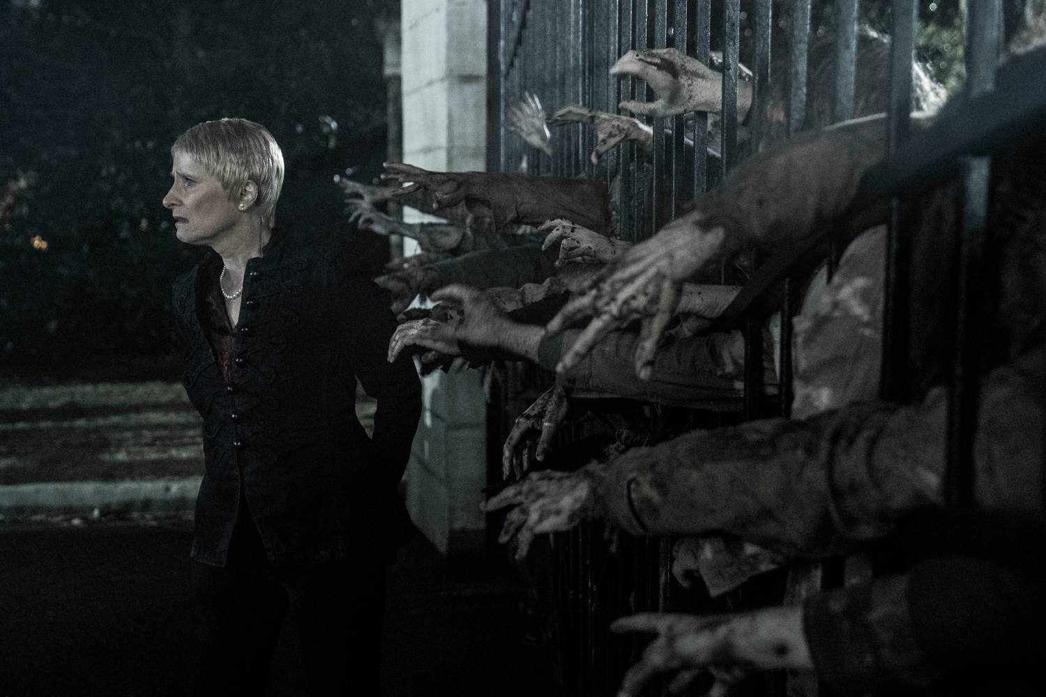 The Walking Dead: quem morreu no final e quem viveu - 2 the walking dead series finale pamela being reached for by zombies.jpg?q=50&fit=crop&w=1500&dpr=1 - The Walking Dead: quem morreu no final e quem viveu